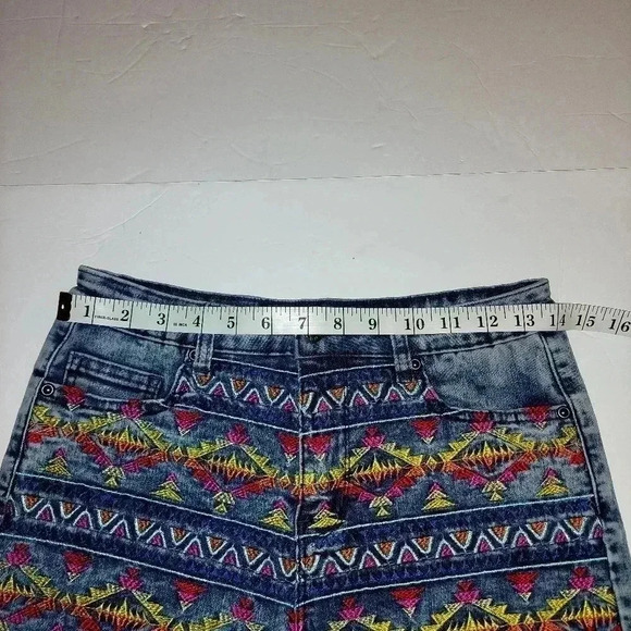 Fashion Express Embroidered Aztec print western acid wash shorts Size Large - Picture 6 of 7